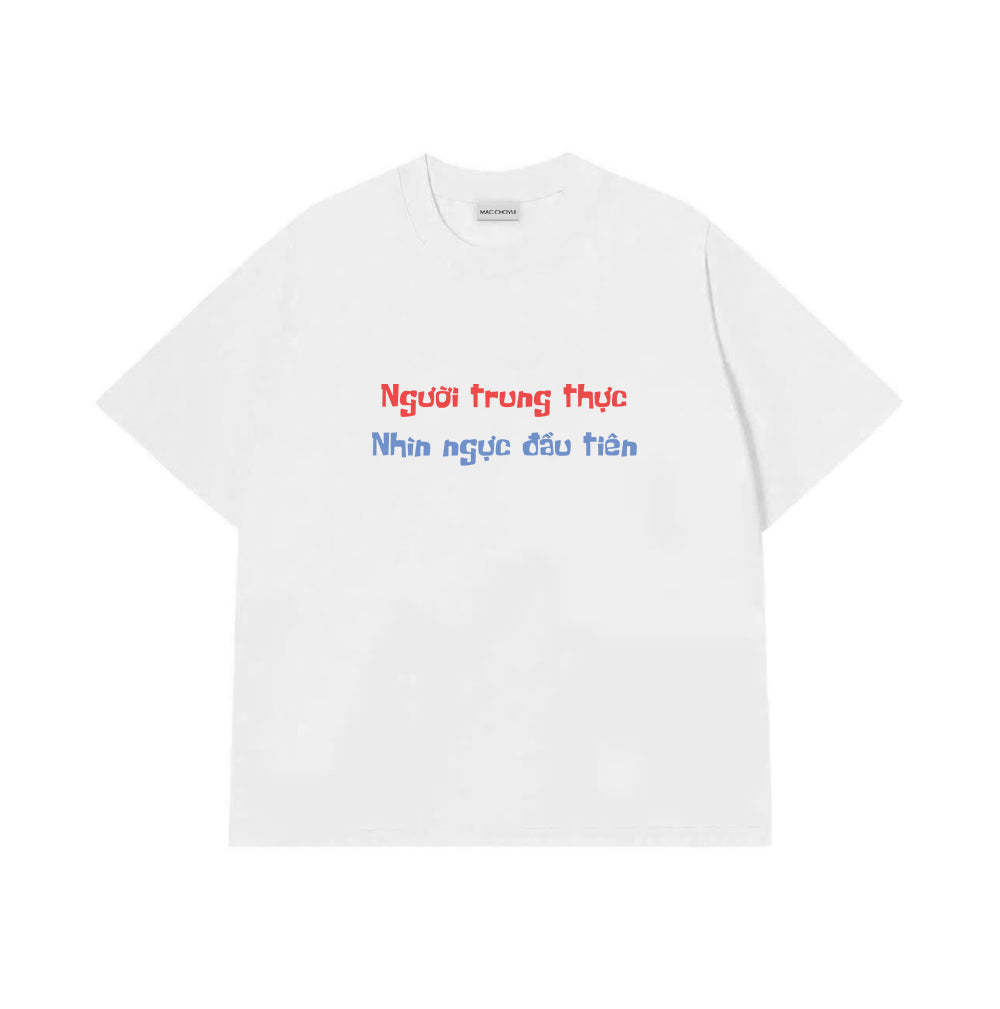 Áo Thun Người Trung Thực Nhìn Ngực Đầu Tiên